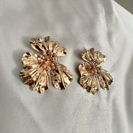 Alina Pearl Flower lightweight anti-tarnish gold stud earrings