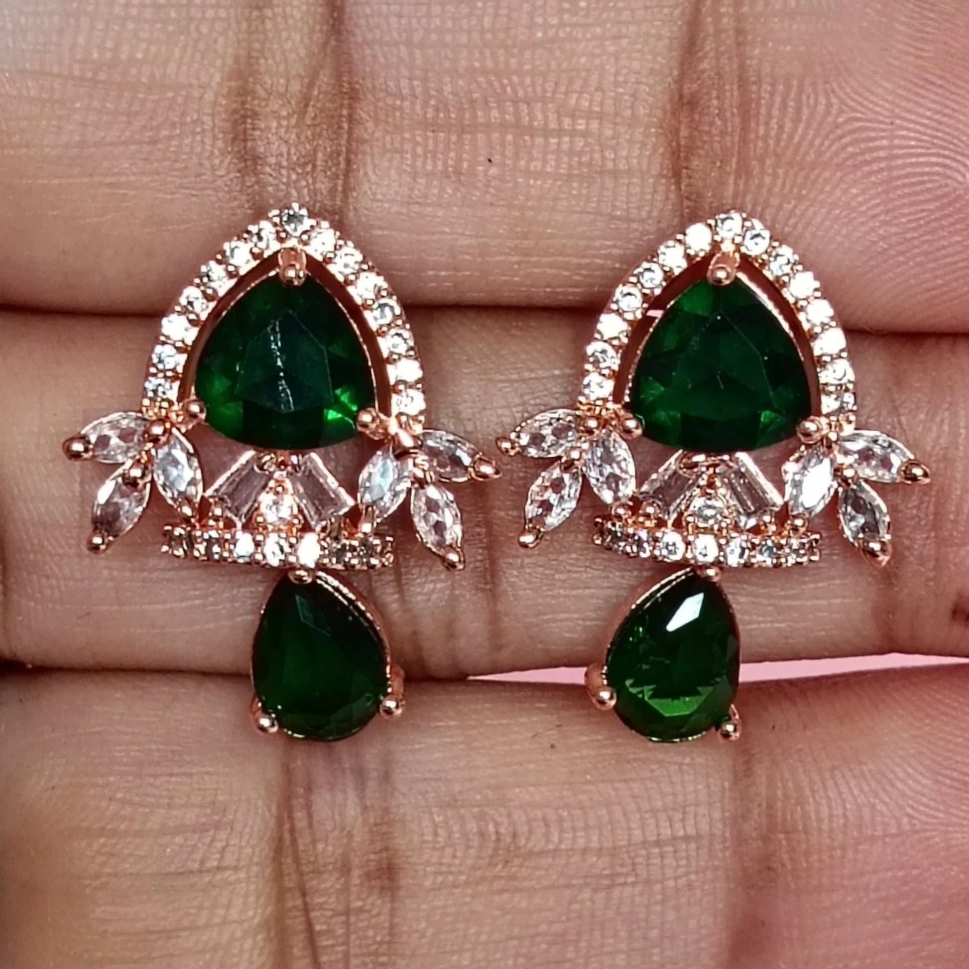 Lightweight emerald stud drops – Meeturstyle