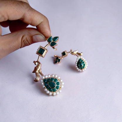Noor Green gold-look stone pearl earcuff