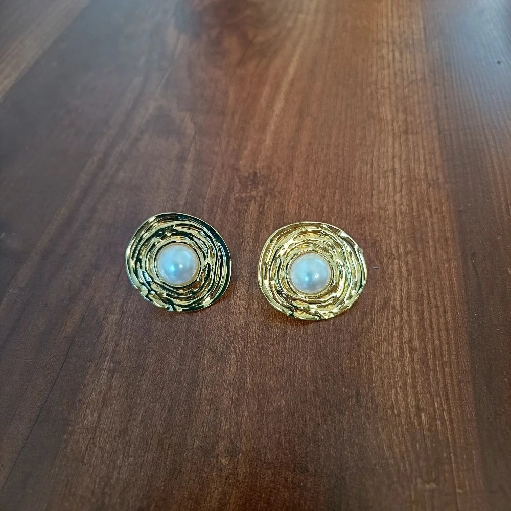 Pearl Orbit gold textured pearl stud earrings by Meeturstyle